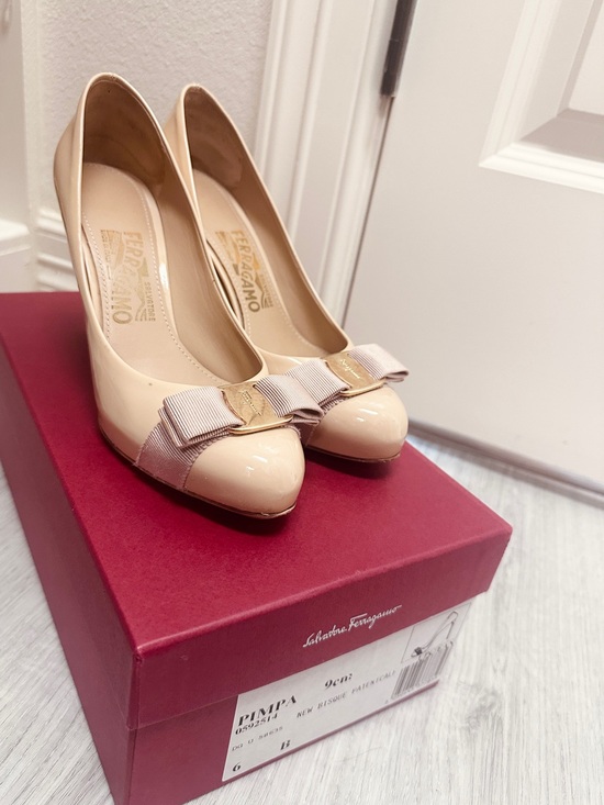 Salvatore Ferragamo Shoes - Salvatore Ferragamo Beige Patent Leather Vara Bow Pumps